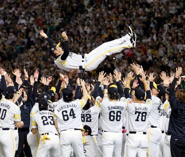 2年連続で日本シリーズを制し、胴上げされるソフトバンクの小久保監督