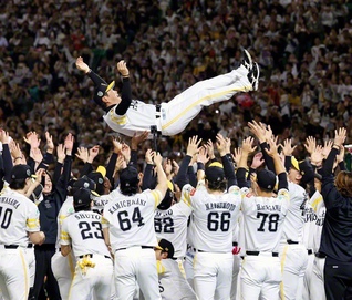 2年連続で日本シリーズを制し、胴上げされるソフトバンクの小久保監督