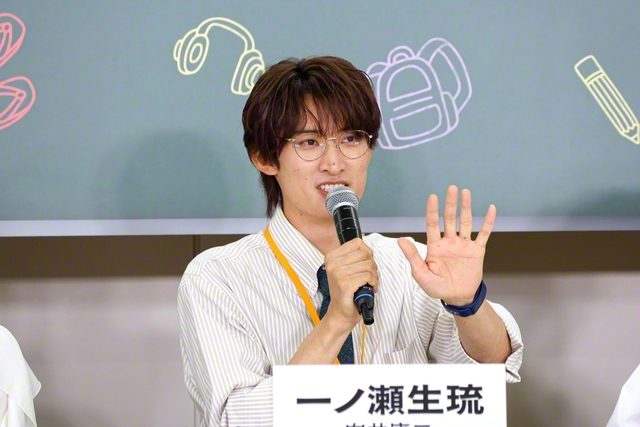 彩葉の同僚の一ノ瀬生琉役に扮する向井康二
