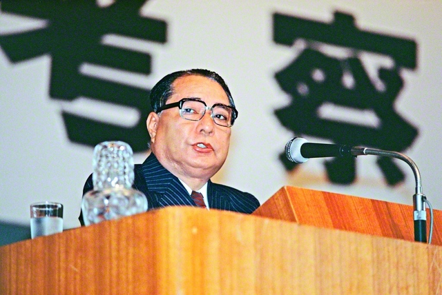 1981年10月31日、創価大学の中央体育館（当時）で記念講演を行う池田先生。“本当の話をするからね”と臨んだ。先生は、直前まで原稿の推敲を重ねた。後年、述懐している。「未来に向けての勝利宣言を、愛する創大生と共に、とどめた」と