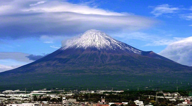 初冠雪した富士山