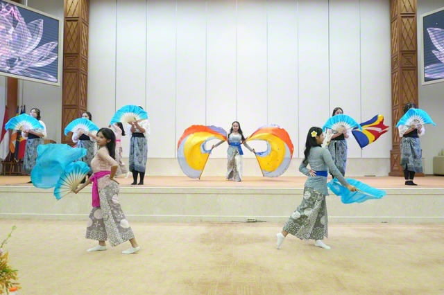 インドネシア創価学会女子部によるダンスのパフォーマンス（18日、首都ジャカルタのインドネシア本部で）