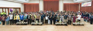 青年文化祭に集った参加者が記念のカメラに（18日、首都ジャカルタのインドネシア本部で）
