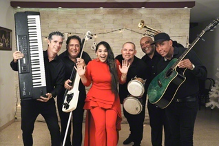 日本で民音公演を行った、左端からジョエル・ドミンゲス・カンポスさん、エルネスト・レジェス“パルマ”さん、モニカ・メサさんら、キューバの音楽家たち