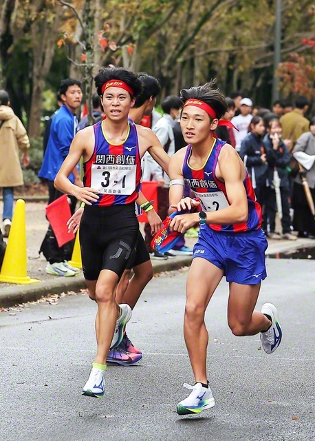 1区・今村和雄選手（3年）㊧が、2区・中村剣城選手（2年）へタスキをつないだ