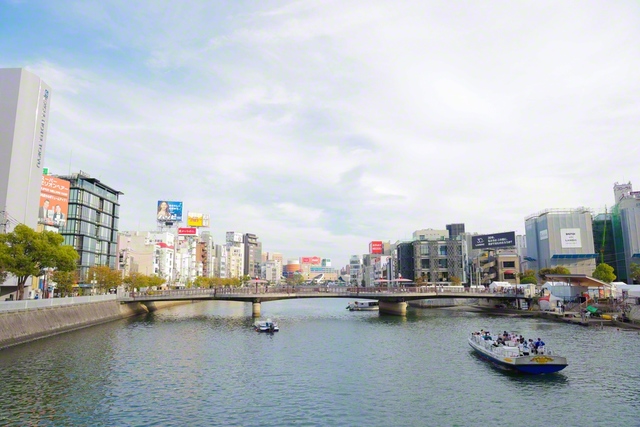 西中島橋が架かる那珂川。水上バスや屋形船から福岡市中心部のにぎわいを楽しめる