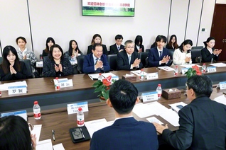 西南交通大学を訪れた学会訪中団一行を、曾教学主管（中列左から3人目）らが歓迎