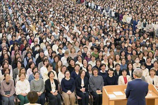 幸と平和のスクラムを広げゆくことを誓った東京女性部の大会。全員で学会歌「今日も元気で」を高らかに合唱した（巣鴨の東京戸田記念講堂で）