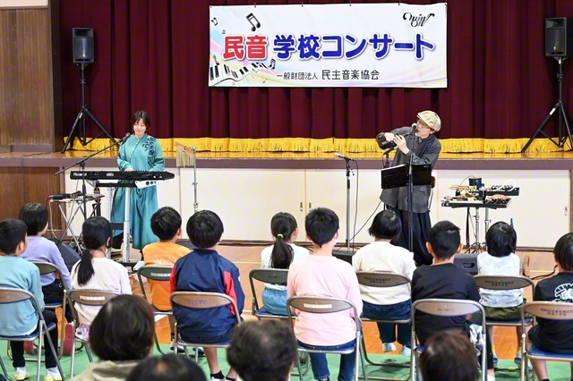 デュオ「ビエント」による民音の学校コンサート（宮崎・高千穂町立田原小学校で）