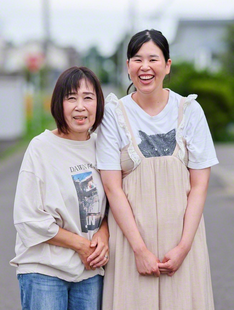 母・陽子さん㊧と笑顔で