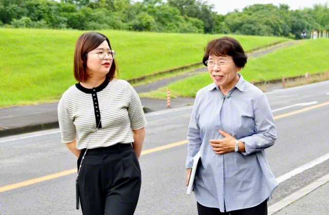 池田華陽会の財田佳歩さん㊧の近況に耳を傾ける地区女性部長の井村佐智子さん（23日、つるぎ町内で）