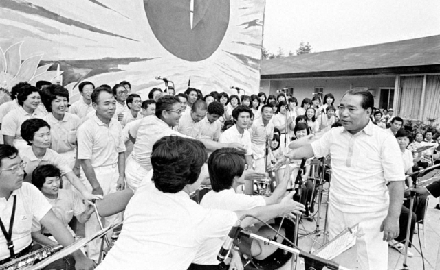 野外文化集会の終了後、合唱メンバーなど出演者を温かく激励する池田先生（1981年8月9日、山梨研修道場で）