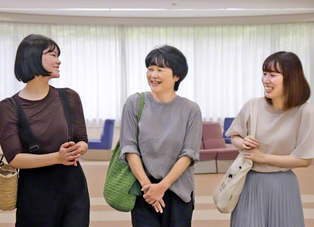 持田さん㊥が華陽会メンバーと笑顔で
