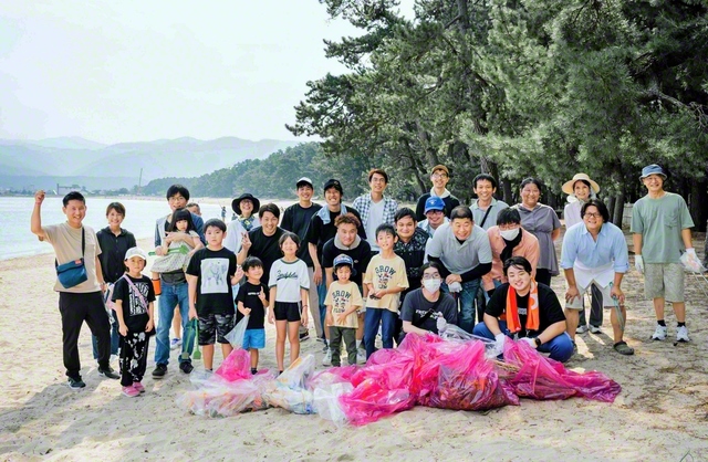 総県男子部の地域貢献団体「CYC」による清掃活動が7日、敦賀圏の有志も参加して行われた（敦賀市の松原海岸で）。ある男子部員は「地元の名所をメンバーと掃除できて、すがすがしい気分になりました」と感想を語った