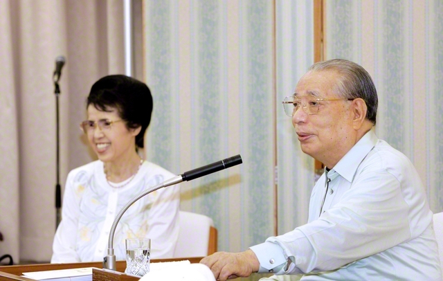 学会創立75周年記念代表者会議でスピーチする池田先生。「栄光の山頂は、目前である。どうか、最後のゴールまで悔いなく走りぬいていただきたい」と集った友にエールを送った（2005年9月2日、山梨研修道場で）