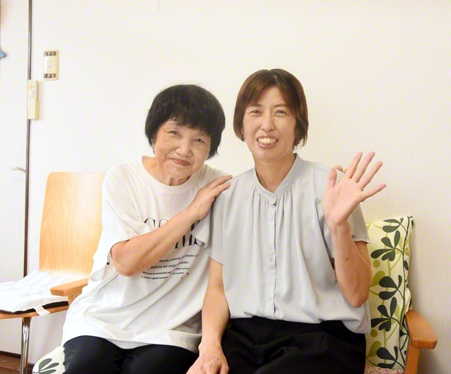 今春、心不全を乗り越え、報恩の対話拡大を誓う依光さん㊨。義母の日奈子さんと