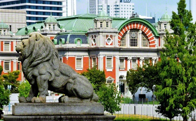 大阪・難波橋に設置されたライオン像。奥には中之島の中央公会堂が