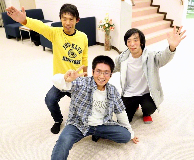 男子部の仲間とダンスのポーズを決める三崎さん㊥