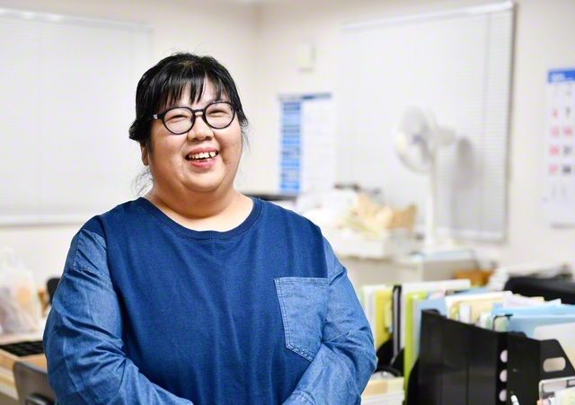 「会合も家庭訪問もすっごく楽しくて、何時間も話し込んじゃうの（笑）」と笑顔で語る柴田さん。学会活動に生き生きと取り組んでいた母・雪子さんの姿が重なる