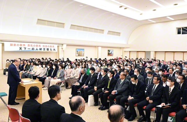 「世界青年学会　飛翔の年」へ、師恩に報いる誓いを新たにした総群馬県長・女性部長会。長谷川理事長は逆境の中で奮闘した群馬の同志を称賛。“皆も師子になれ”との師の指針を紹介し、「創価の師弟の大道を」と万感の期待を寄せた（25日、群馬文化会館で）