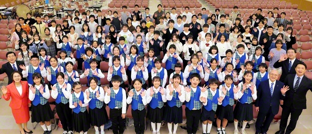 使命の大空へ羽ばたけ！――関西総会に参加した未来部の代表が、原田会長、関西のリーダーらと記念のカメラに（11月30日、関西池田記念会館で）