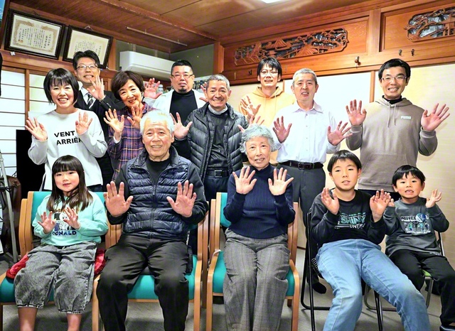 露岡豊明さん（前列中央左）と京子さん（同右）が地域の友と