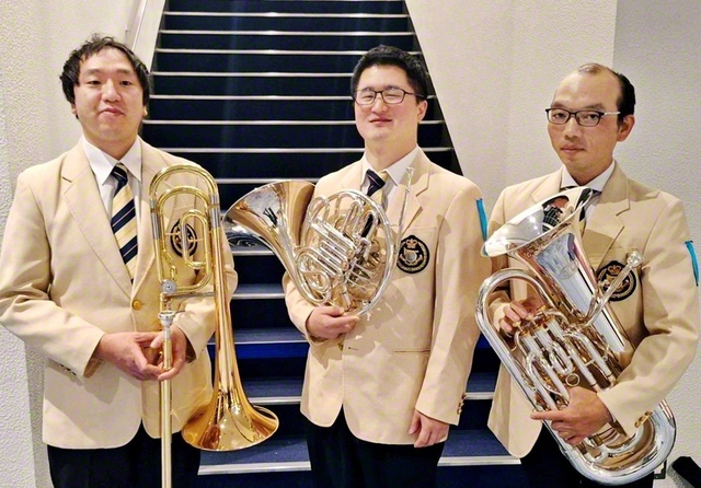 出場した音楽隊員（左から小原さん、羽田さん、佐藤さん）