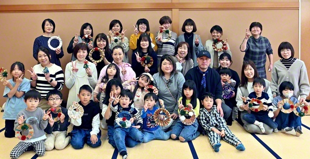 学会創立の月に行われた東根本部の「創春ミーティング」。参加者が記念のカメラに納まった（11月17日、東根市内で）