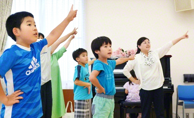 歌の練習に励む宝の未来っ子たち（本年7月、相馬会館で）