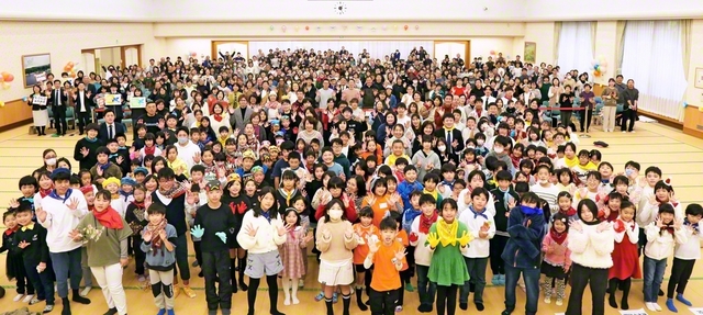 本年の掉尾を飾った合唱祭。全員で少年少女部歌「Be　Brave！　獅子の心で」を大合唱した（22日、熊本平和会館で）