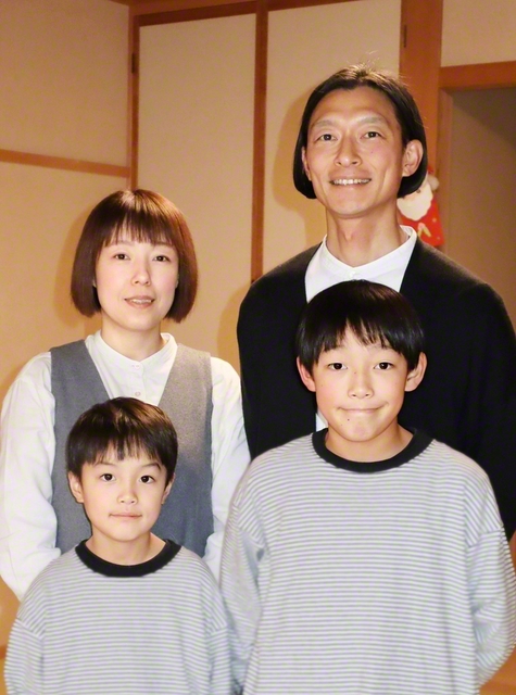 左上から時計回りに妻・里歌さん、吉田さん、長男、次男