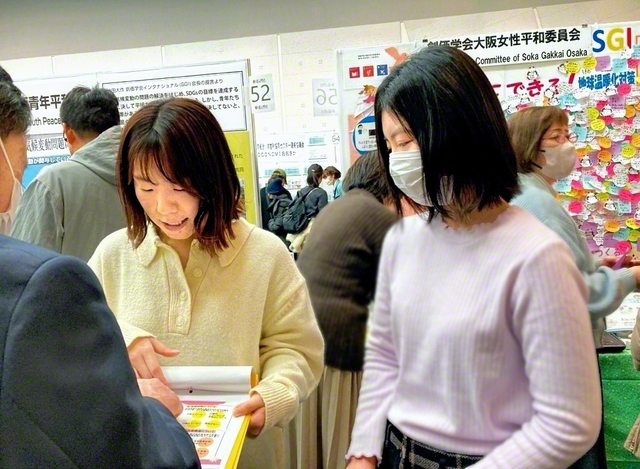 昨年の同イベントで参加者と語る女性平和委員会ユース会議のメンバー