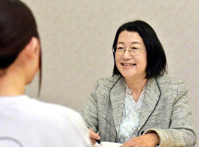 総県教育部女性部長として、子育て世代の相談を受ける西本さん