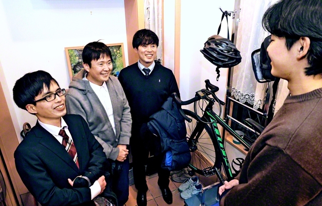 奥田さん（左端）が先輩と家庭訪問へ
