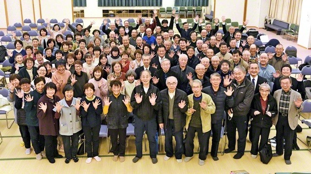 青年を先頭に固い団結で前進する十日町圏の友（1月21日、十日町文化会館で）