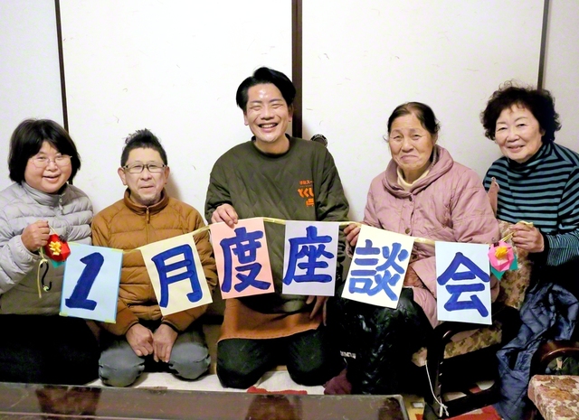 1月24日のミニ座談会。金本さん（真ん中）と須見さん（右端）が地区の友と（徳島市内で）