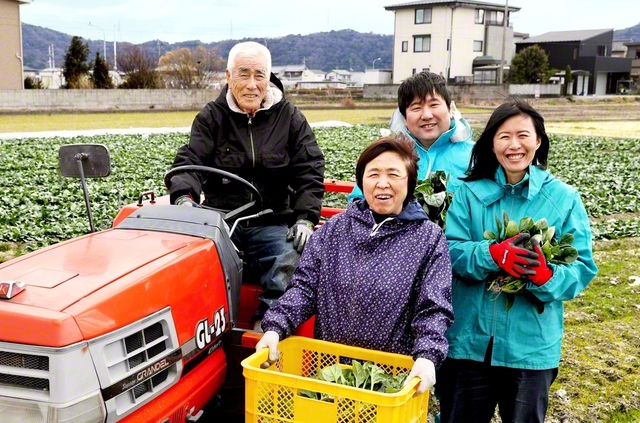 繁忙期は子どもたちが手伝うことも（左から片山雅史さん、春江さん、大阪に住む婿の谷和樹さん、長女の谷雅枝さん）