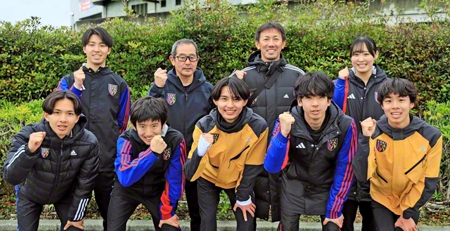 出走した創価大学駅伝部の選手（前列）と榎木監督（後列右から2人目）らが記念のカメラに（2日）
