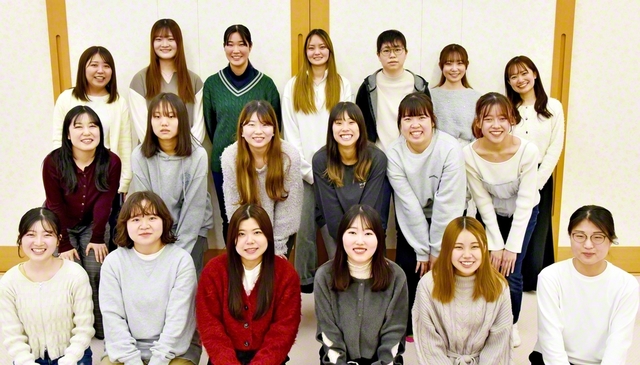 女子学生部「勝利の青春大会」では伊藤小夏さん、田口智浩さんが新任抱負を。仁藤北海道女子学生部長、水野同副女性部長が励ました（15日、札幌北文化会館で）