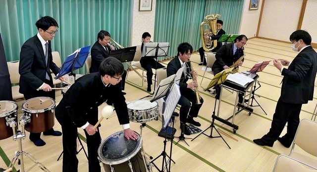 勇気のサウンドを響かせる福井音楽隊（2月9日、鯖江平和会館で）