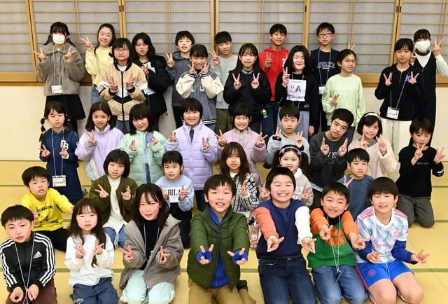 新時代富山王子王女合唱団の入卒団式が9日、富山文化会館で。植竹総県未来部長、安田総県少女部長がエールを送った。終了後、メンバーは記念のカメラに納まった