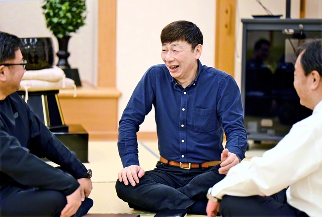 壮年部の友と語り合う城田さん㊥
