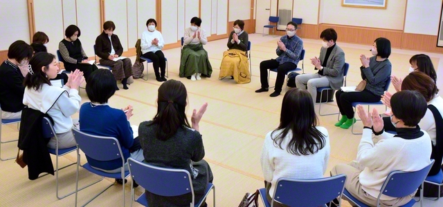 大津栄光本部の家庭教育懇談会。一人一人の話に拍手が送られた（9日、大津文化会館で）