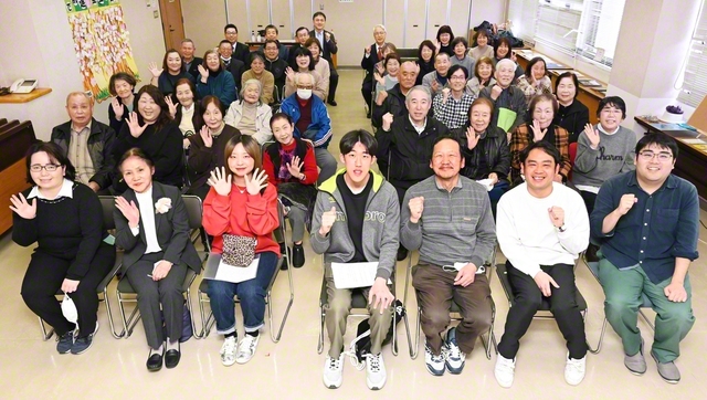 近藤秀人支部長、福永まゆみ女性部長を中心に、同志の激励に走り抜いて迎えた鳥栖先駆圏・基里支部の総会。男子部と学生部の有志が広布史の研究発表を行った。日山桃花さん、恒松やよいさん、八尋美枝子さんが活動体験を披露し、山﨑豊さんらがギター演奏で会場を沸かせた。平井九州長がエールを送った（15日、鳥栖市で）