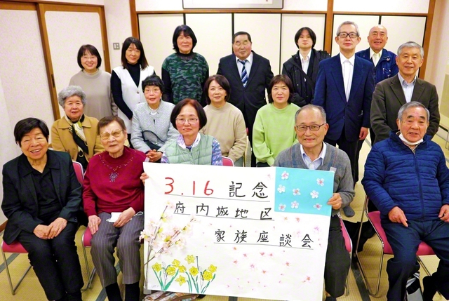 大分常楽圏・府内城地区　府内城地区は17日、前進の意気高く。ブロックの代表が決意を述べた後、小野秀憲地区部長が壮年の活動者が倍増した喜びを語り、川口千保子同女性部長が激励した（大分平和会館で）