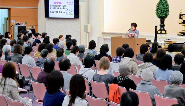 防災士の羽生康子さんが、県の「安全・安心まちづくりアドバイザー」を務めた経験を生かし、災害時の対応や備蓄品の準備方法などを紹介した