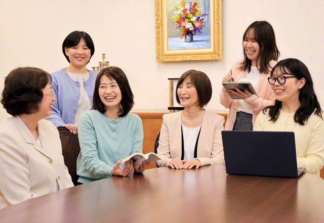 落合総県女性部長（右から3人目）、溝渕同書記長（左端）と笑顔で語り合う「ユース委員会」のメンバー。左から山本副委員長、小谷委員長、山田副委員長、谷上副委員長