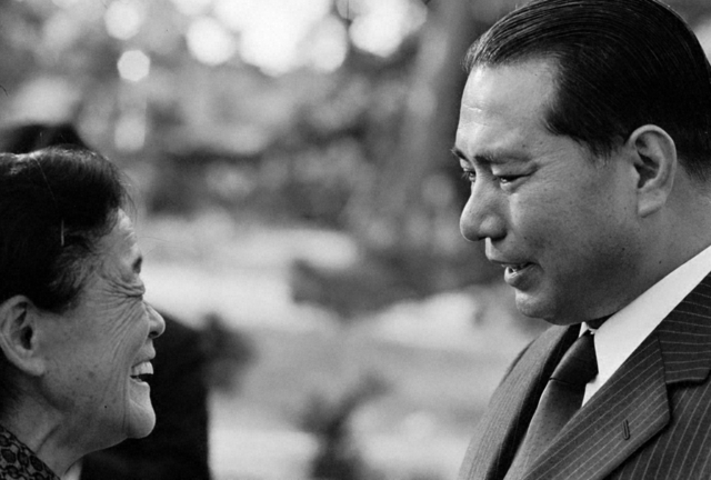 1973年11月13日、池田先生は「津田の松原」で老婦人を激励。この日は「津田支部の日」に制定されている