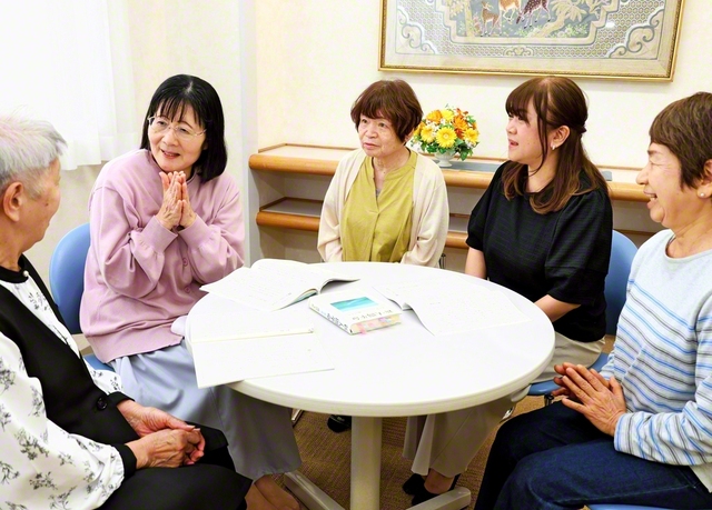 誠実に同志に寄り添う村山さん（左から2人目）