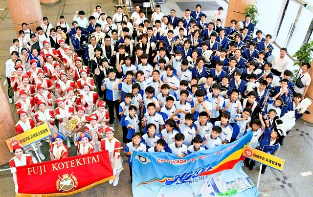 第52回「神戸まつり」に出場した兵庫音楽隊と富士鼓笛隊（18日、兵庫池田文化会館で）